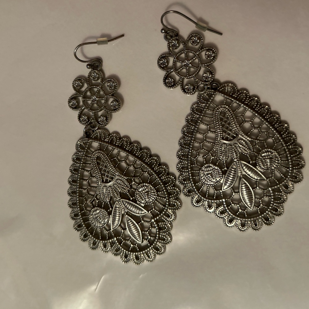 SILVERTONE BOHEMIAN INSPIRED EARRINGS NWOT